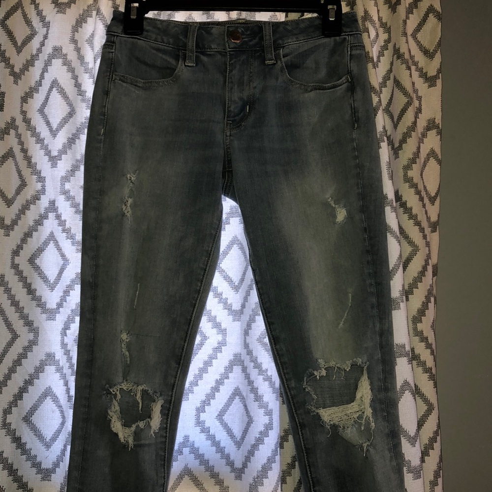 Lightwash american eagle jeans with rips